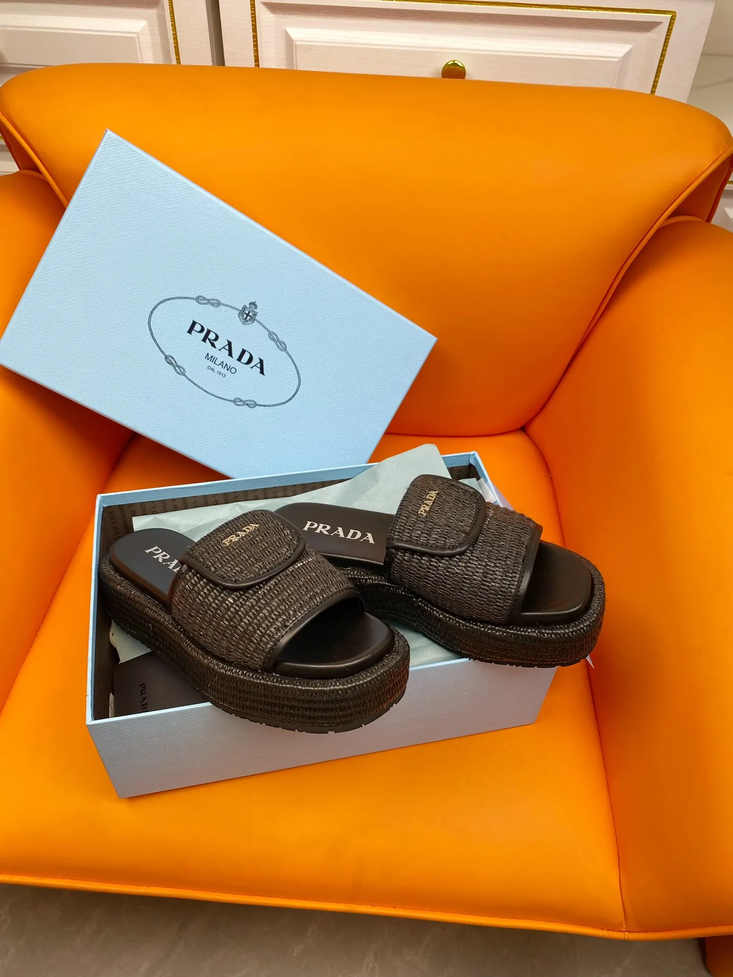 👟👟Ex-factory price 520👟👟 PRADA 2024ss raffia woven slippers This year's popular straw series, lazy people's must-have slippers are so good-looking on the feet. The whole pair of shoes is light, comfortable and bright colors meet the various choices of fashionable people of different styles! Original custom-made raffia Sheepskin lining 1:1 open mold outsole Size number: 35-39 (40 customizations are not returnable)